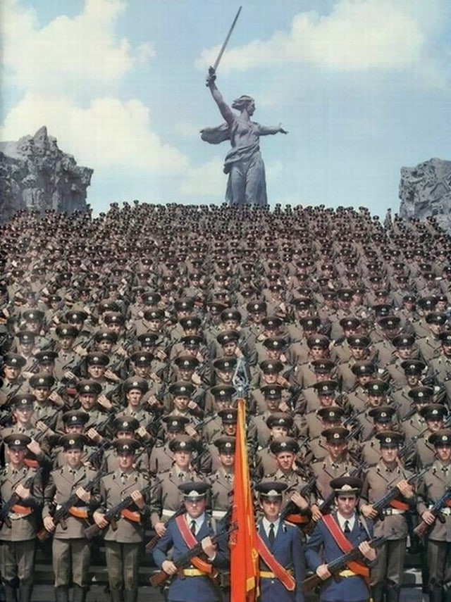 Советские солдаты срочной службы на фоне монумента Родина-Мать в городе-герое Волгограде, СССР, 1983 год