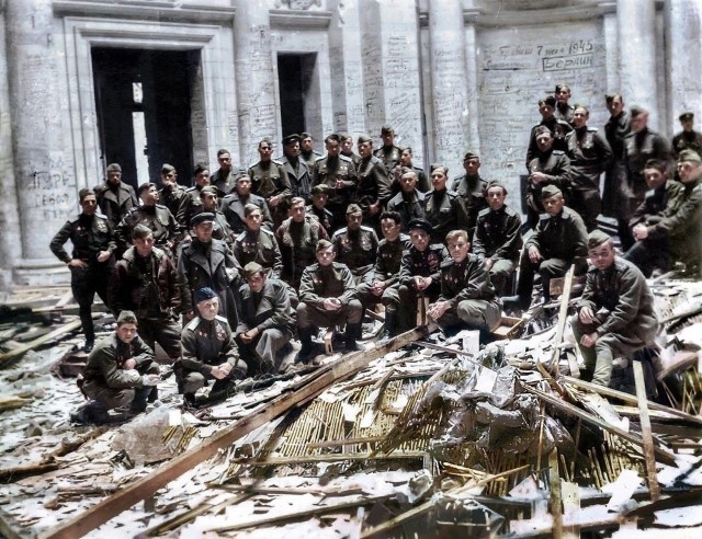 Военные летчики у стен разрушенного Рейхстага