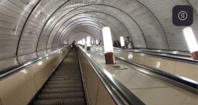 Москвич случайно разбил головой плафон в метро и его арестовали за мат после этого.