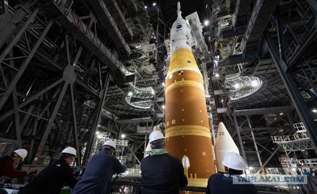 Транспортер NASA выехал за лунной ракетой.