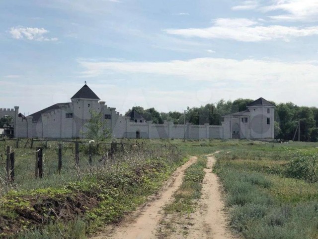 Под Волгоградом продают замок — личную крепость с башнями для лучников выставили за ₽40 млн.