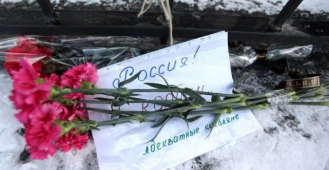 В Киеве у посольства России возложили цветы погибшим в Ростове