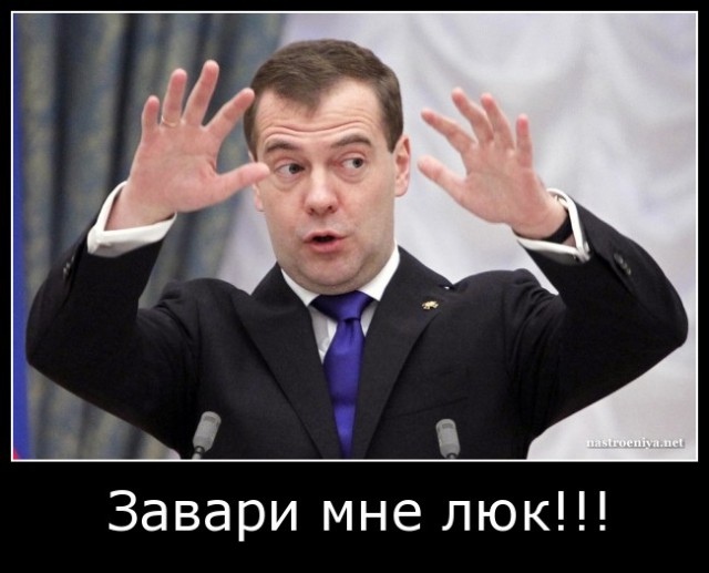 Что-то немыслимое происходит в городе Мурманске , по всем улицам в сопровождении ГИБДД заваривают люки.