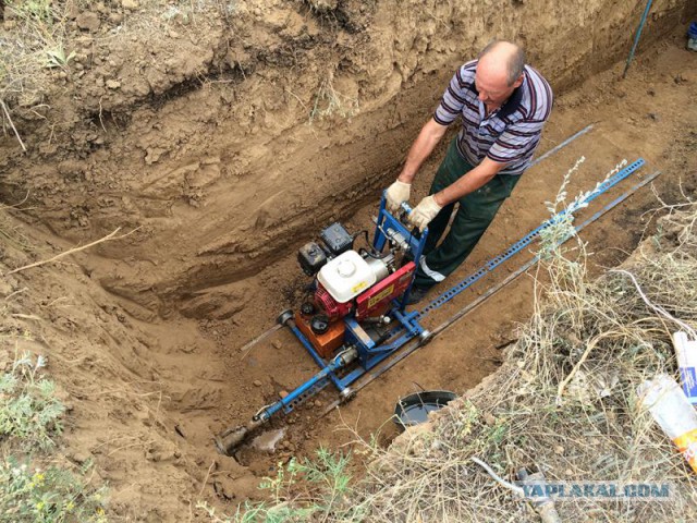 В Екатеринбурге рабочие раскопали газон, который местный предприниматель оборудовал по швейцарскому стандарту