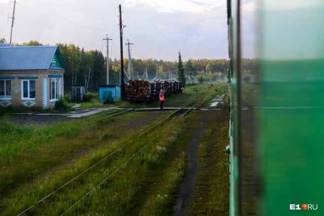 Две сестры 30 лет возят письма и еду в вымирающие поселки Урала: репортаж из почтового вагона