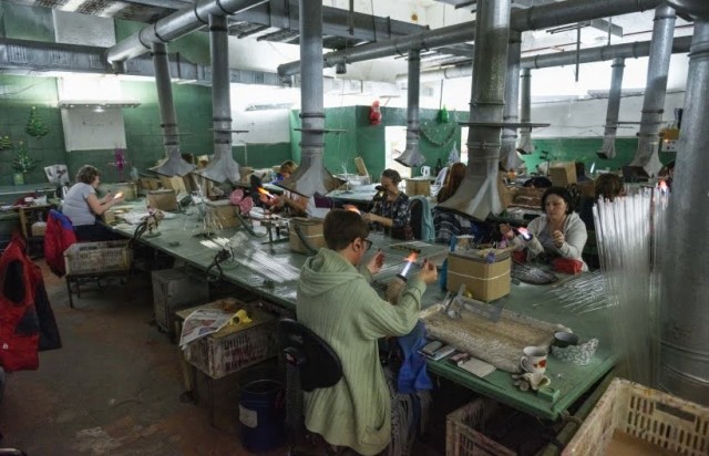 Клинская фабрика «Елочка»: как работает новогоднее производство со 170-летней историей