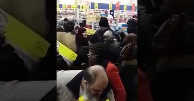 Во Франции на заправках заканчивается топливо, появились огромные очереди за бензином