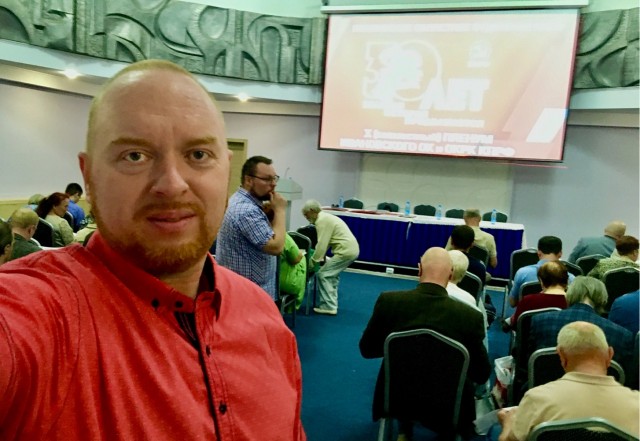 У нас две России, одна тонет в роскоши упиваясь властью, вторая с трудом сводит концы с концами.