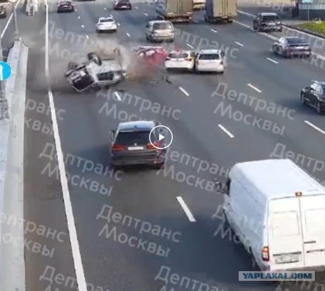 На МКАД джип вылетел на встречку и лоб в лоб врезался с другим авто