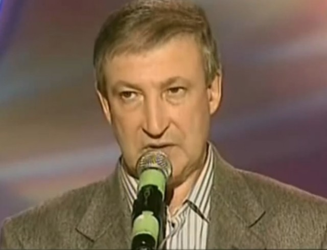 В Египте очередное судно потеряло управление, протаранило пирс и село на мель.