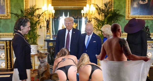 Дональд и Мелания Трамп вчера покинули Великобританию