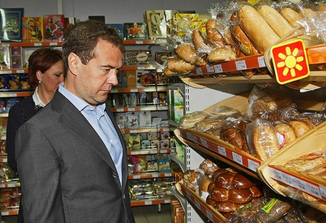 Медведев сходил за продуктами