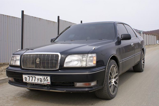 Леворульная Toyota Crown - специально для Китая.