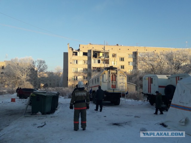В Магнитогорске в результате взрыва газа обрушился подъезд дома