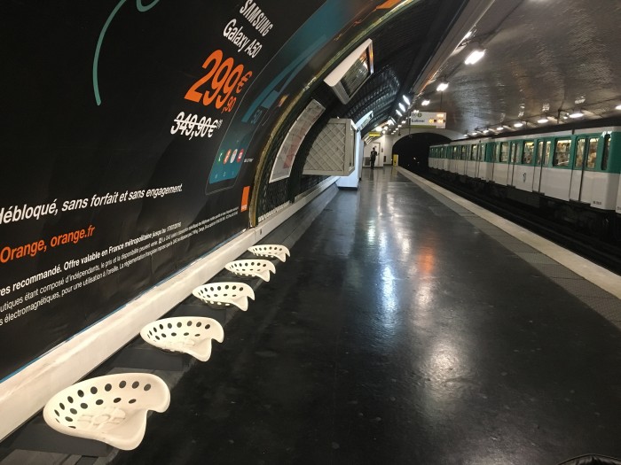 Обычное парижское метро в будний день