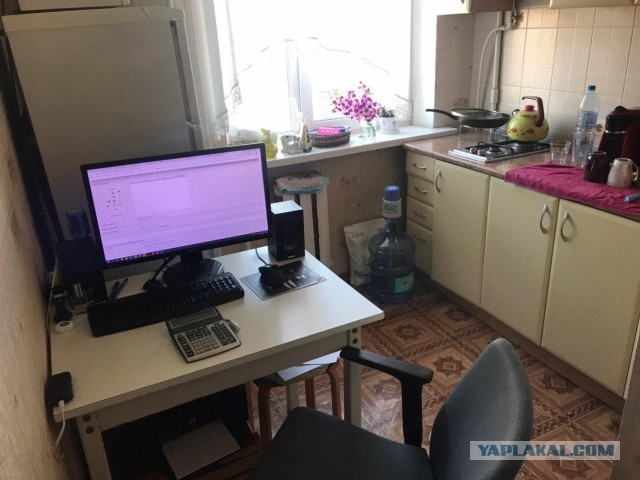 Тут сейчас глобально "процветает" удаленка... а кто как "домашнее рабочее" место обустроил?