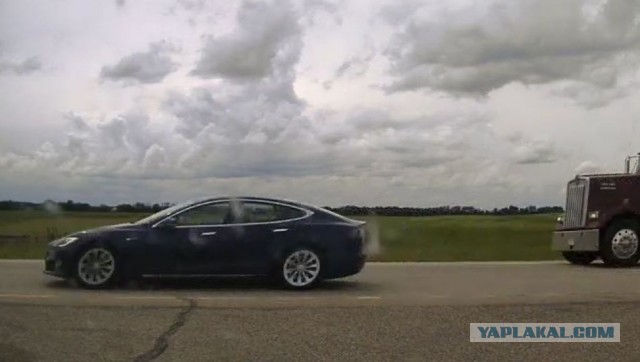 Водитель Tesla заснул в машине - на скорости 150 км/ч