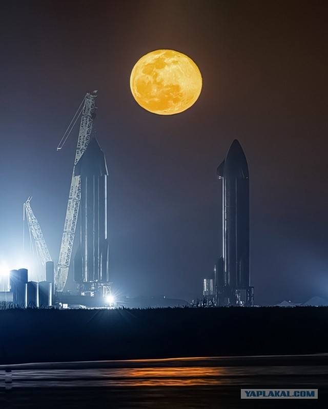 Starship SN10 перемещают из сборочного ангара на стартовую площадку. Процесс, который завораживает
