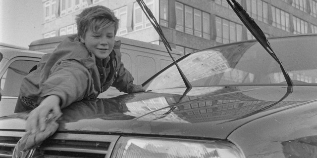 Тряпки и «крыша»: как в 90-е дети мыли машины и зарабатывали неплохие деньги