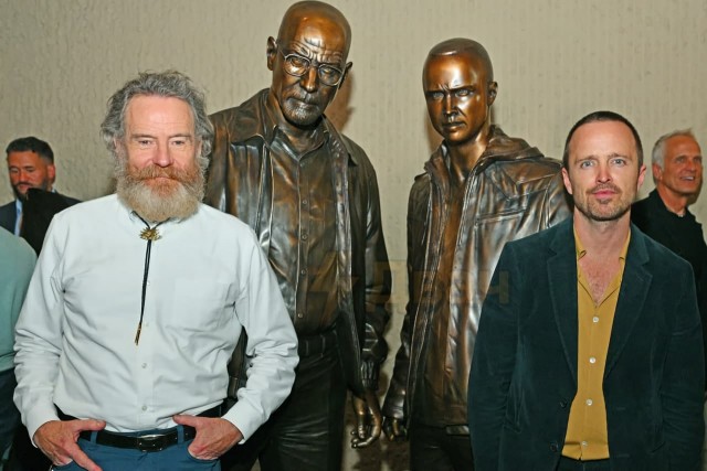 В Альбукерке установили бронзовый памятник героям сериала «Во все тяжкие» — Уолтеру Уайту и Джесси Пинкману