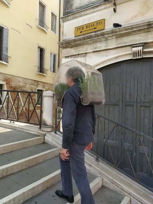 Нет, только показываю