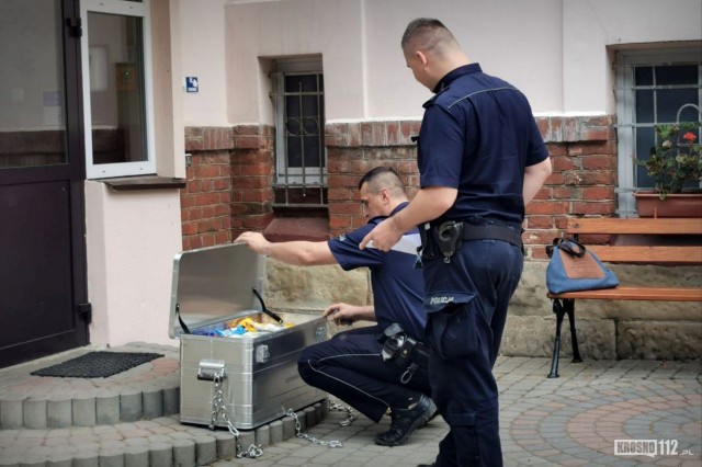 Неизвестные оставили сундук, набитый сладостями и деньгами у детского дома в подкарпатской деревне Длуга в Польше