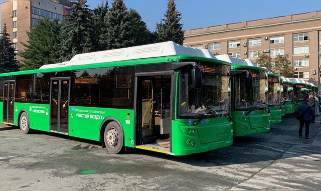 В Петербурге у автобуса вывалился двигатель из-за проезда по яме