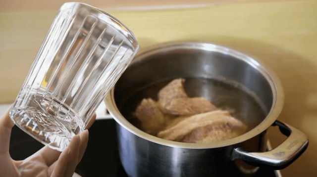 Для чего при варке мяса в кастрюлю кладут стакан или хрустальную рюмку: старинная поварская хитрость