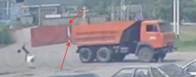 Пункт назначения по-ставропольски: Открывшийся при повороте борт КАМАЗа жестко сбил автоинспектора