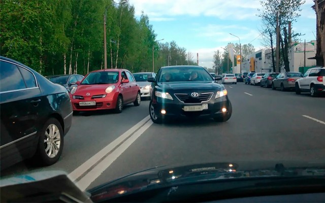 Почему встречные взрослые люди ходят по тротуару по правой от меня части этого тротуара?