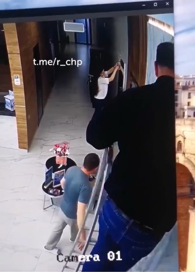 Лампочку поменять это вам не это, уметь надо.