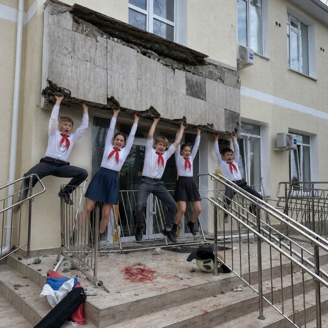 Выпускники начали прыгать на балконе во время совместной фотосессии