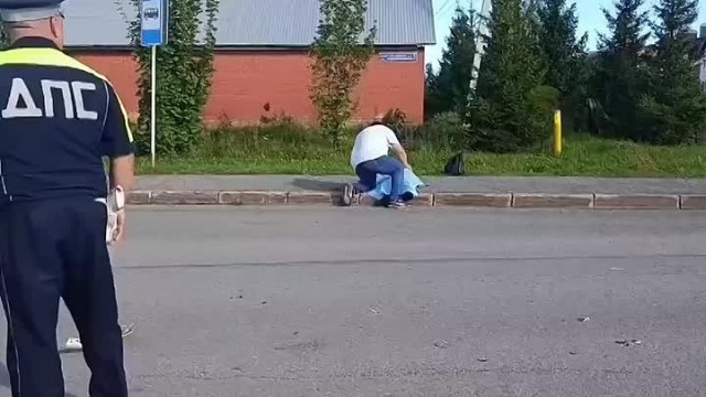 Подросток на питбайке влетел в машину