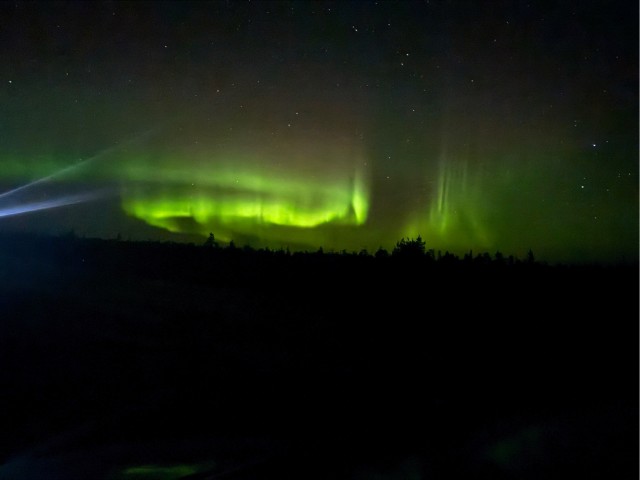 Потрясающей красоты северное сияние раскрасило небо над Мурманском.