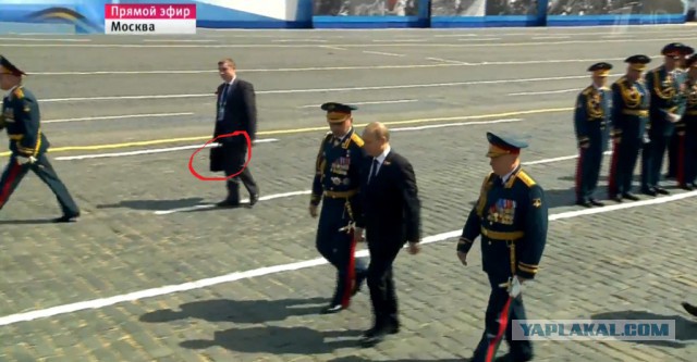 Что у них в руках?