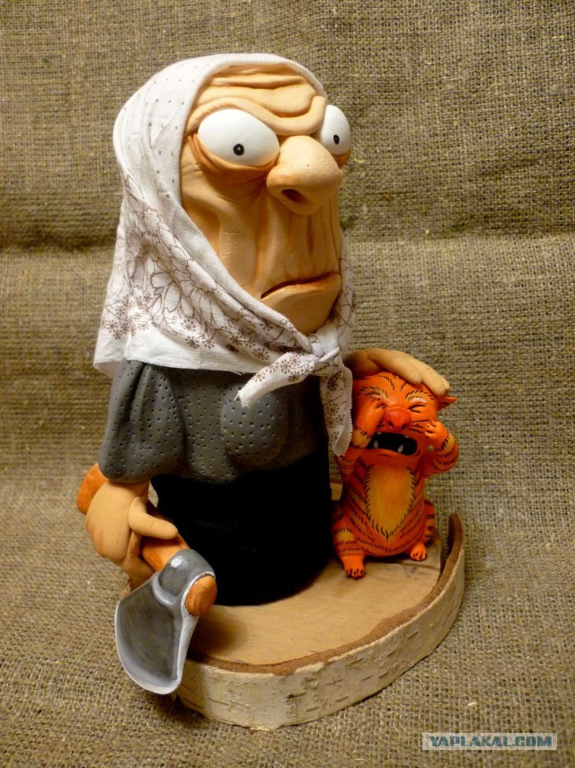 Котик пытается поужинать