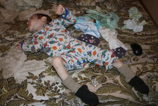 История 2-летнего парализованного мальчика, у которого умерла мама