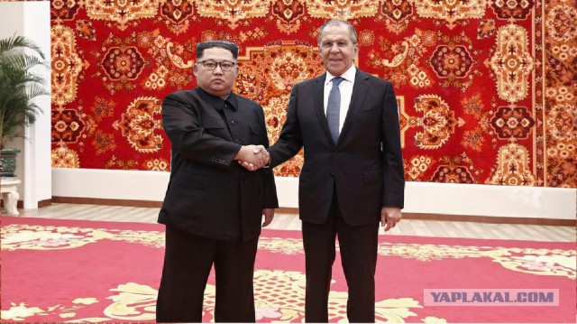 Канал «Россия-1» зачем-то подрисовала Ким Чен Ыну улыбку на фотографии с Лавровым
