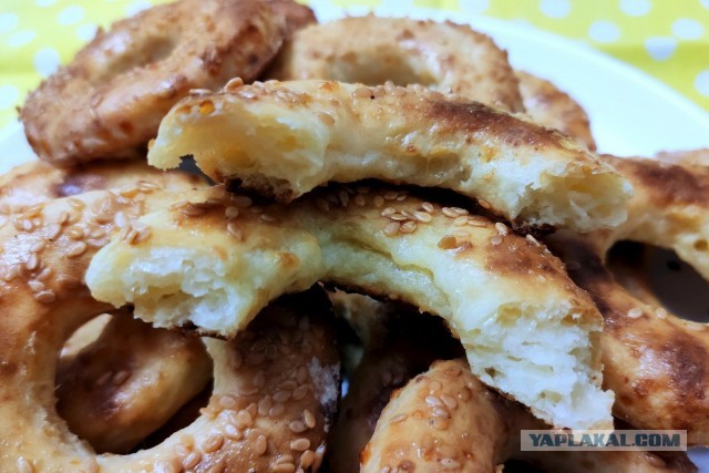 Творожно-сырные колечки с кунжутом