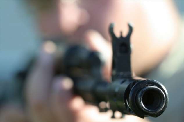 Москвич выстрелил из автомата на просьбу соседа сделать музыку потише