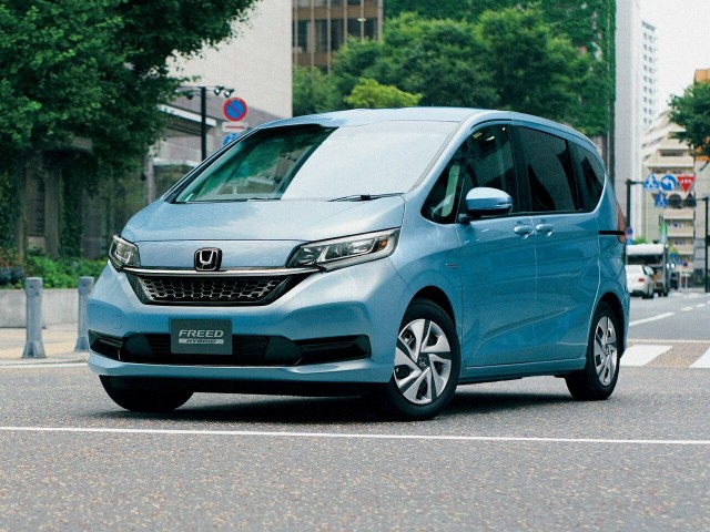 В России начали продавать Honda Freed. Базовая версия стоит менее 1 млн рублей