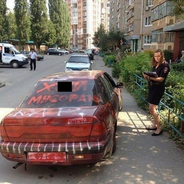 Поставил машину на пешеходной дорожке...
