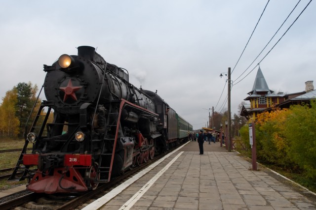 Паровоз на переезде в Тверской области