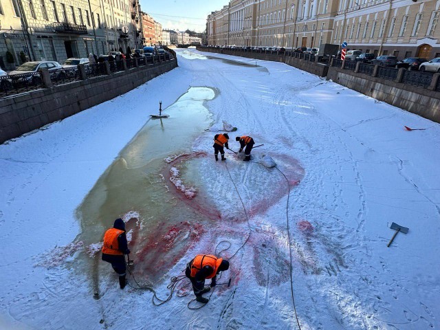 Коммунальщики в Санкт-Петербурге стёрли надпись «Ради любви» и нарисованное сердце со льда Мойки