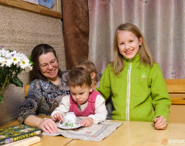 Как в Парголово живет семья с четырнадцатью своими детьми