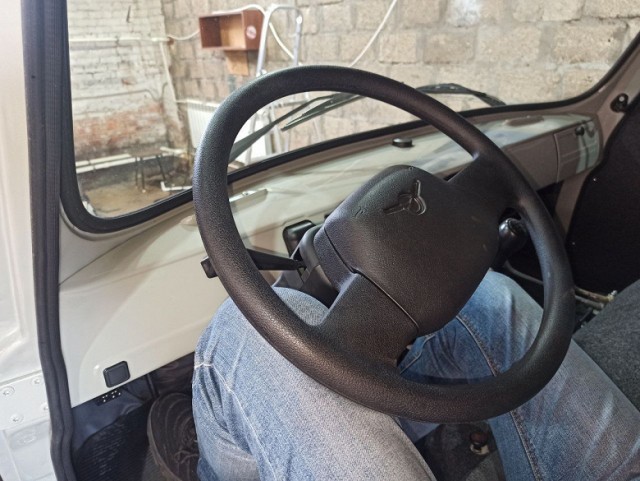 Пластиковый домкрат, шумный ГУР, тугой ручник, много ржавчины, мятые панели — это новая «Буханка»