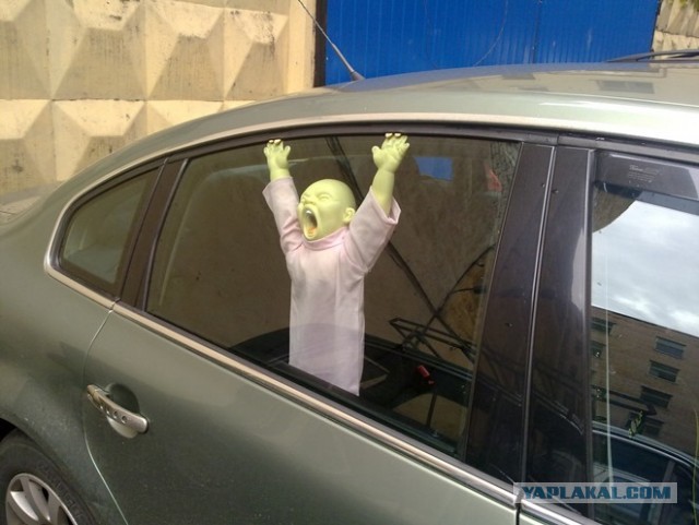 Жестковатая шутка в окне авто на парковке