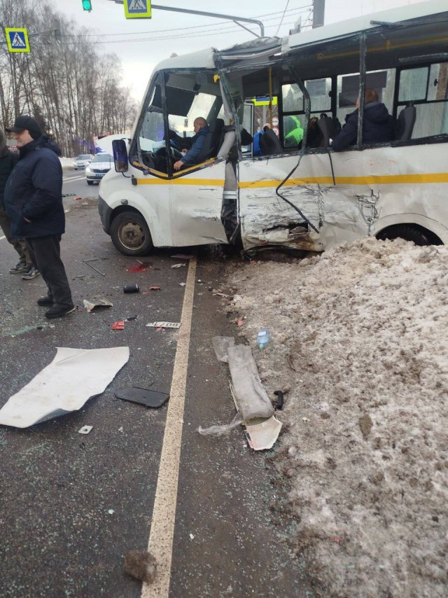 Два человека погибли при столкновении маршрутки и грузовика в Пушкино. Ещё шестеро пострадали