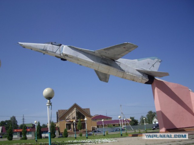 20 самых интересных авиапамятников