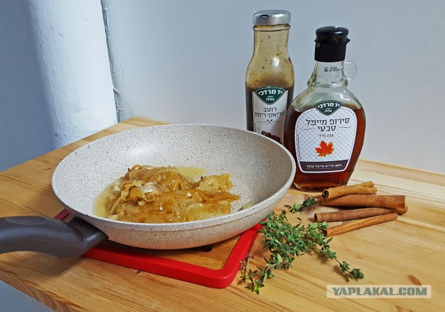 Курица с кленовым сиропом и стручковая фасоль в томате